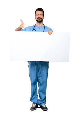Cerrah doktor adam boş bir afişini holding