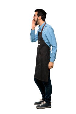 Adam tam uzunlukta atış ile ağız geniş bağırarak önlük ile lateral için izole beyaz arka plan üzerinde açın.