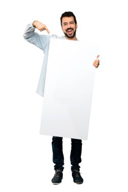 Boş bir afiş tutarak sakallı yakışıklı adam