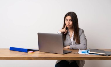 İş kadını bir ofis seyir ön