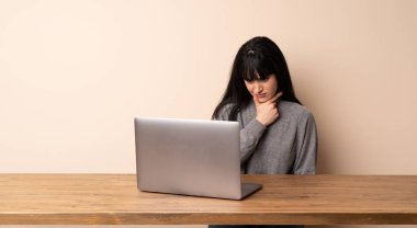 Onu dizüstü düşünme ile çalışan genç kadın