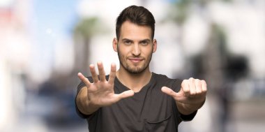 Adam siyah gömlek altı açık havada ince ve sert parmaklar ile sayma ile