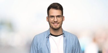 Yakışıklı adam gözlüklü ve açık havada, mutlu