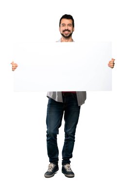 Boş bir afiş tutarak sakallı yakışıklı adam