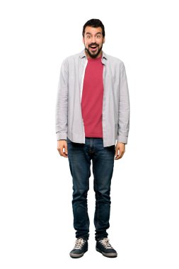 İzole beyaz arka plan üzerinde sürpriz yüz ifadesi ile sakallı yakışıklı adam tam uzunlukta atış