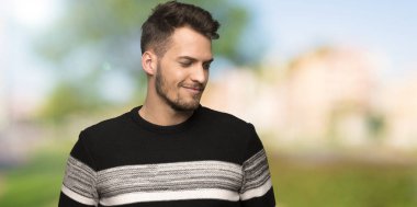 Yakışıklı adam açık havada gülümseyen