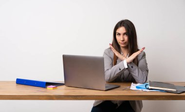 İş kadını hiç jest yapma bir ofiste
