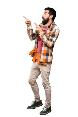 Esnaf adam uzakta izole beyaz arka plan üzerinde işaret