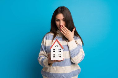 Mavi duvar küçük bir ev tutarak genç kadın