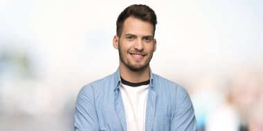 Yakışıklı adam açık havada, frontal pozisyonda geçti silah tutmak