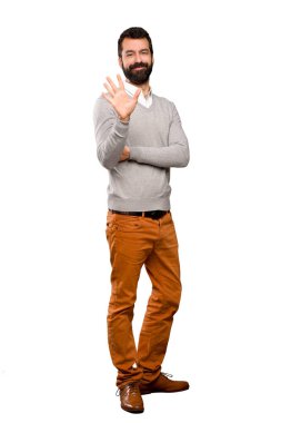 Yakışıklı adam beş parmak ile izole beyaz arka plan üzerinde sayma