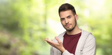 Yanına bir parkta gelmek davet için kazak genişletme ile adam eller