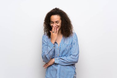 Silah, kalça ile poz ve gülerek çizgili gömlekli olan Dominik kadın