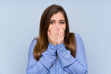 Sürpriz yüz ifadesi ile çizgili gömlek ile genç kız