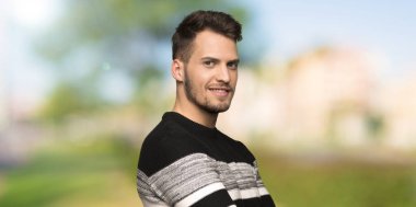 Yakışıklı adam geçti silah ve açık havada dört gözle