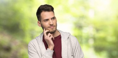 Adam kazak bir parkta ararken bir fikir düşünce ile