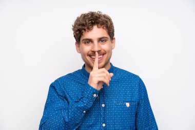 Sessizlik jest yapıyor mavi gömlek ile sarışın adam