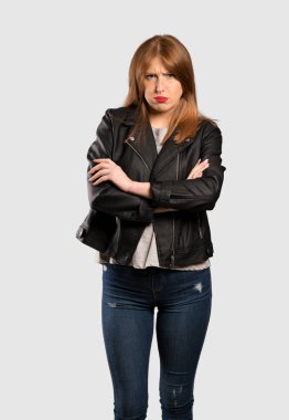 Genç Kızıl saçlı kadın duygu üzgün izole gri arka plan üzerinde