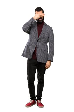 Gözleri eller tarafından kapsayan gözlüklü yakışıklı adam. Bir şey izole beyaz arka plan üzerinde görmek istiyor musunuz