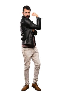 Güçlü hareket izole beyaz arka plan üzerinde yapıyor sakallı yakışıklı adam