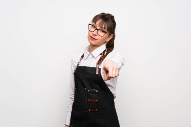 Önlük ile genç kadın seni kendinden emin bir ifade ile parmak işaret