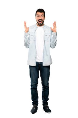 İzole beyaz arka plan üzerinde şok yüz ifadesi ile sakallı yakışıklı adam tam uzunlukta atış