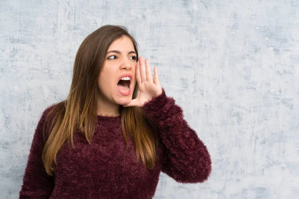 Grunge duvar bağırarak ağzı açık olan genç kız