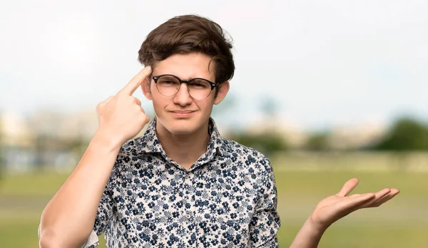 Hombre Adolescente Con Camisa Flores Gafas Haciendo Gesto Locura Poniendo —  Fotos de Stock
