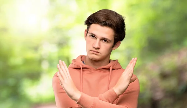 Adolescente Hombre Con Sudadera Haciendo Ningún Gesto Aire Libre —  Fotos de Stock