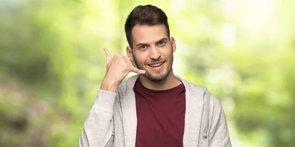 Homme Avec Sweat Shirt Faisant Geste Téléphone Rappelle Moi Signe — Photo