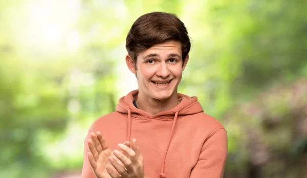 Teenie Mann Mit Sweatshirt Applaudiert Nach Vortrag Einer Konferenz Freien — Stockfoto