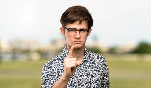 Hombre Adolescente Con Camisa Flores Gafas Frustrado Apuntando Hacia Frente —  Fotos de Stock