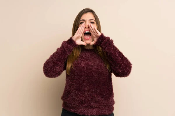 Menina Gritando Anunciando Algo — Fotografia de Stock