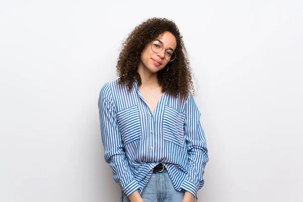 Mulher Dominicana Com Camisa Listrada Com Óculos Sorrindo — Fotografia de Stock