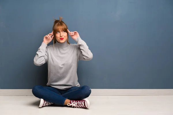 Rothaarige Frau Sitzt Auf Dem Boden Und Hat Zweifel Und — Stockfoto