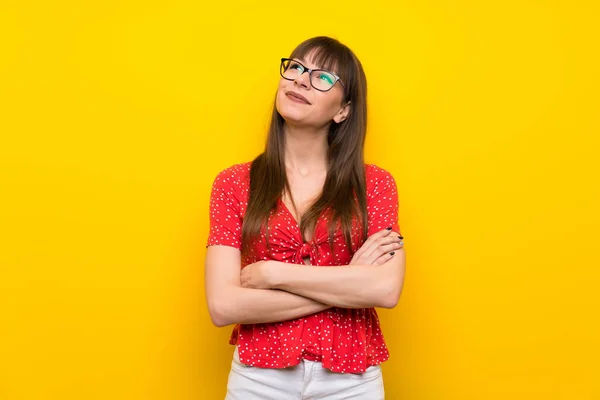 Jonge Vrouw Gele Muur Opzoeken Terwijl Glimlachen — Stockfoto