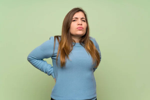 Junges Mädchen Über Grüne Mauer Leidet Unter Rückenschmerzen Weil Sie — Stockfoto