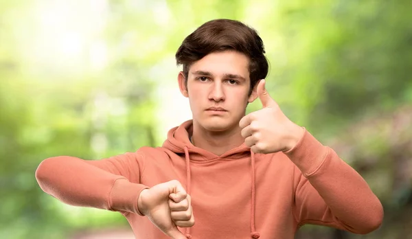 Homme Adolescent Avec Sweat Shirt Faisant Signe Bon Mauvais Indécis — Photo