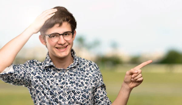 Adolescente Uomo Con Camicia Fiore Occhiali Sorpreso Puntare Dito Verso — Foto Stock