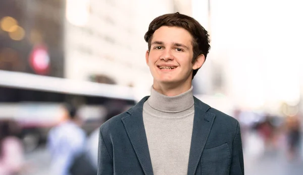 Adolescent Homme Avec Col Roulé Souriant Extérieur — Photo