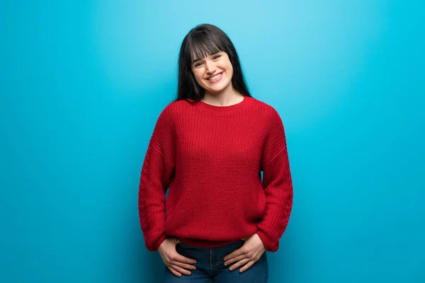 Vrouw Met Rode Trui Blauwe Muur Lachen Zoek Naar Voren — Stockfoto