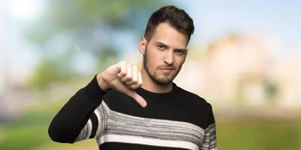 Hombre Guapo Mostrando Pulgar Dowg Con Expresión Negativa Aire Libre —  Fotos de Stock