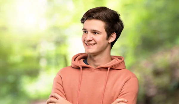 Adolescent Homme Avec Sweat Shirt Heureux Souriant Extérieur — Photo