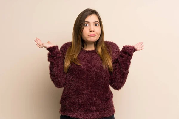 Junges Mädchen Hat Zweifel Während Sie Die Hände Hebt — Stockfoto