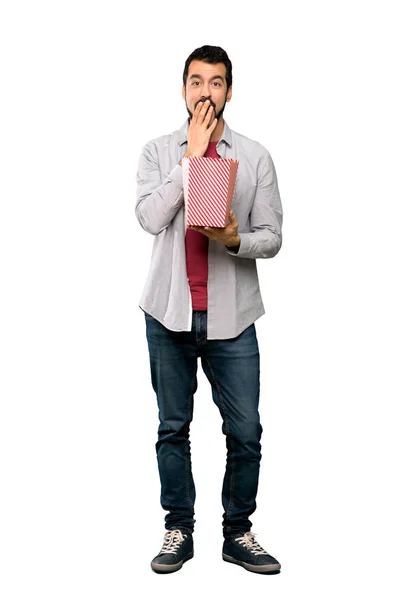 Hombre guapo con barba comiendo palomitas — Foto de Stock