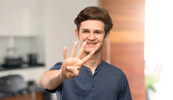 Adolescente Homem Feliz Contando Quatro Com Dedos Interior — Fotografia de Stock