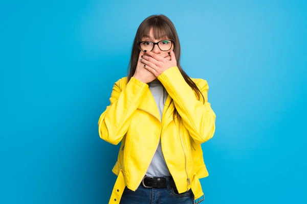 Jonge Vrouw Met Gele Jas Blauwe Achtergrond Die Betrekking Hebben — Stockfoto