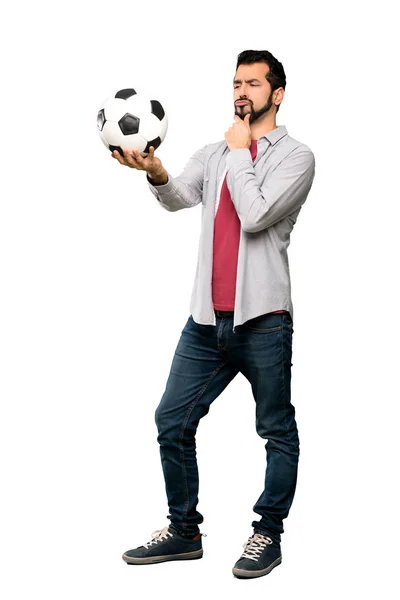 髭のサッカー ボールを保持しているハンサムな男 — ストック写真