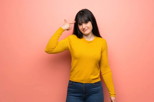 Vrouw Met Gele Trui Roze Muur Maken Het Gebaar Van — Stockfoto