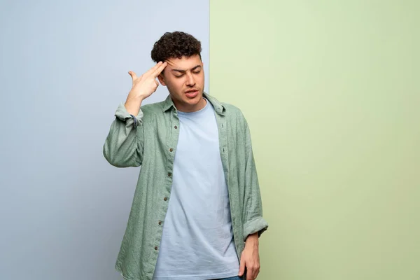 Junger Mann Mit Blauem Und Grünem Hintergrund Mit Suizidgedanken — Stockfoto